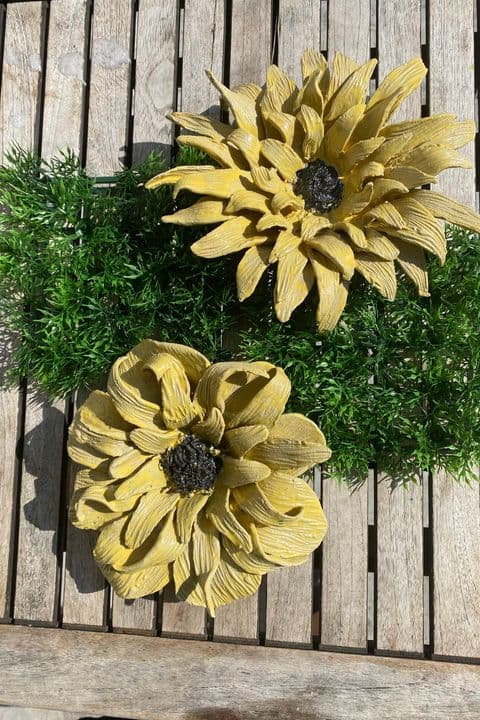 Gelbe Blüten – handgetöpferte Keramik von Antjes Keramik