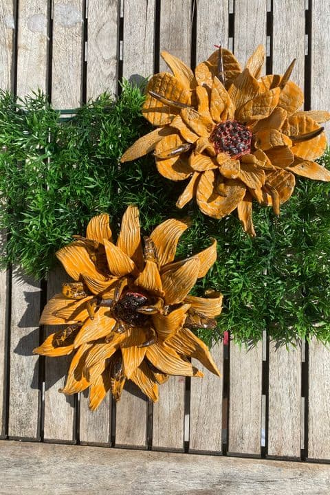 Bunte Blüten – handgetöpferte Keramik von Antjes Keramik
