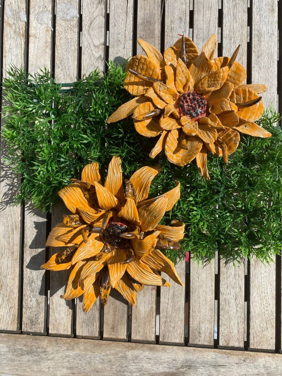 Bunte Blüten – handgetöpferte Keramik von Antjes Keramik