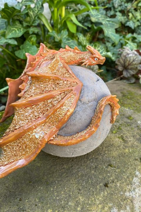 Drache auf einer Kugel (15cm Durchmesser) – handgetöpferte Keramik von Antjes Keramik