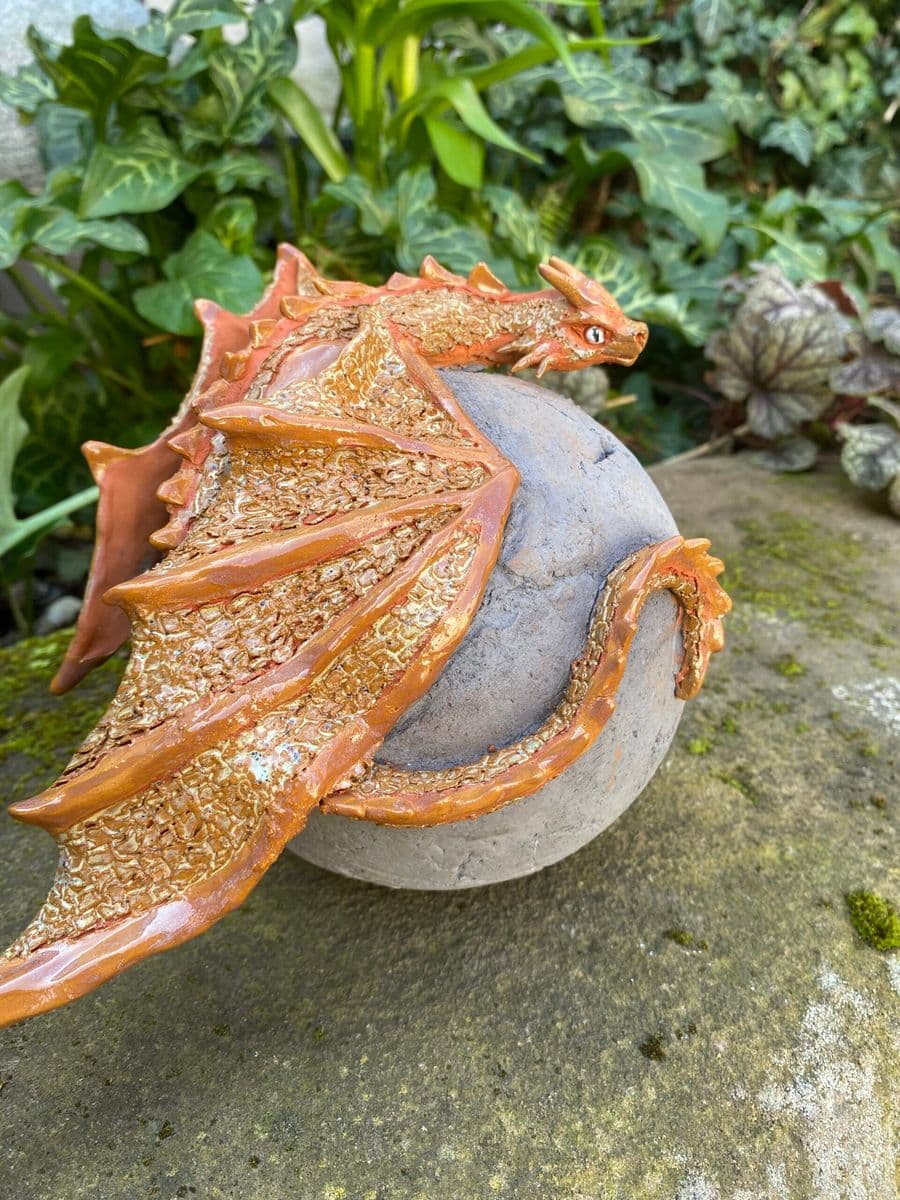 Drache auf einer Kugel (15cm Durchmesser) – handgetöpferte Keramik von Antjes Keramik
