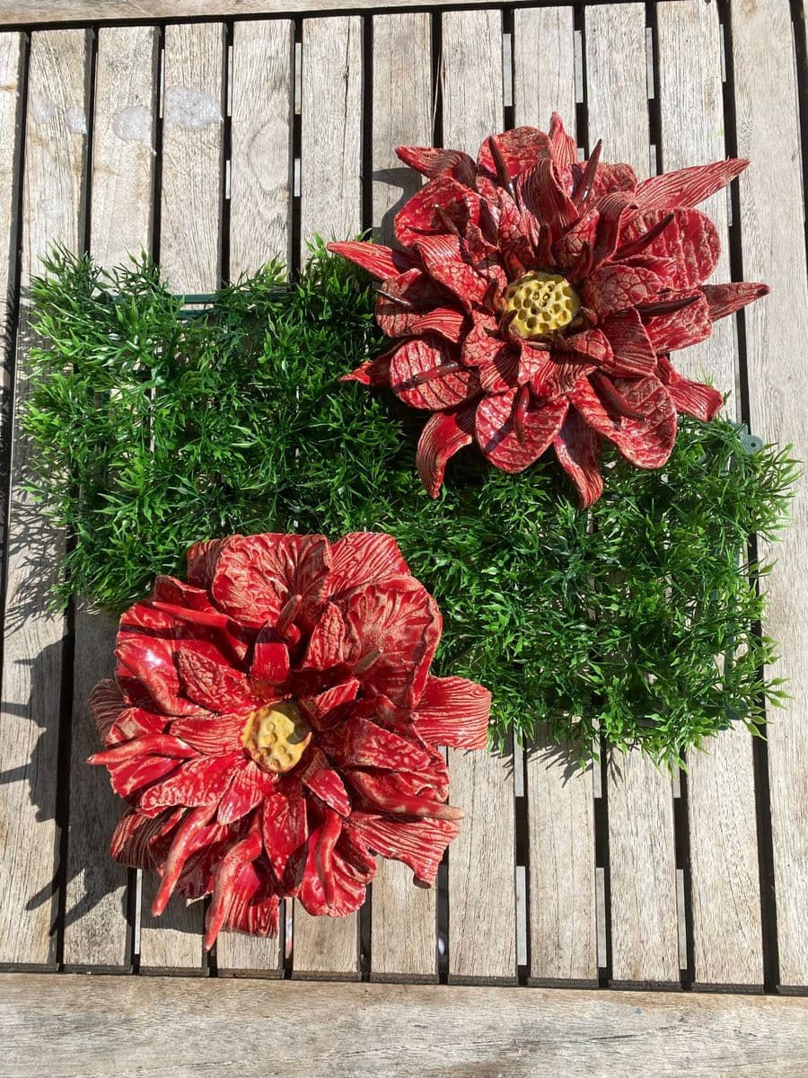 Rote Blüten – handgetöpferte Keramik von Antjes Keramik