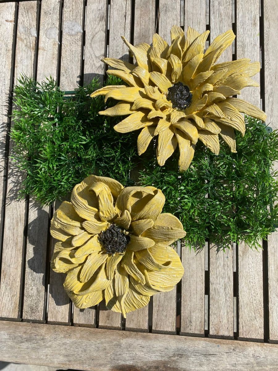 Gelbe Blüten – handgetöpferte Keramik von Antjes Keramik