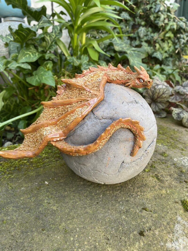 Drache auf einer Kugel (15cm Durchmesser) – Bild 5