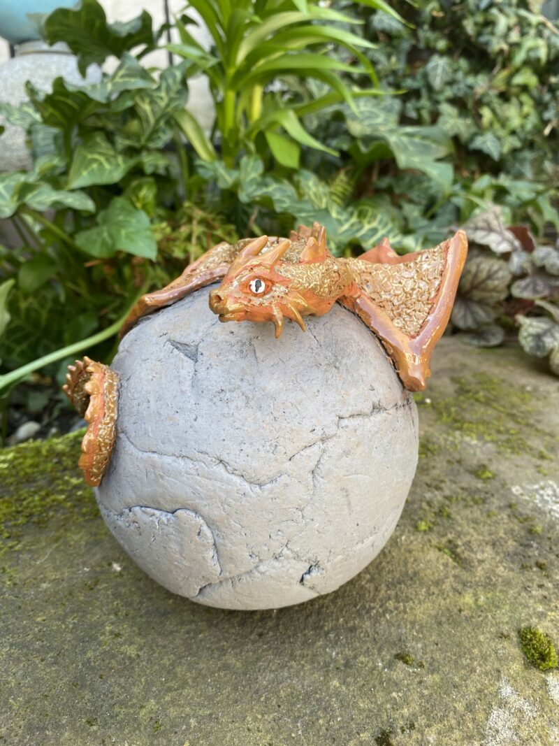 Drache auf einer Kugel (15cm Durchmesser) – Bild 2