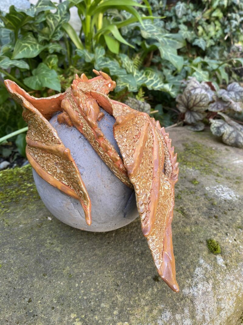 Drache auf einer Kugel (15cm Durchmesser) – Bild 3