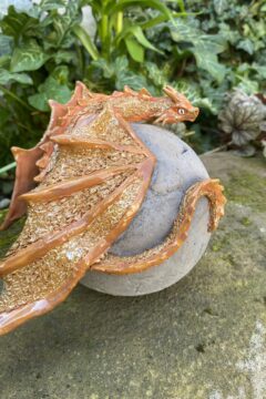Drache auf einer Kugel (15cm Durchmesser)