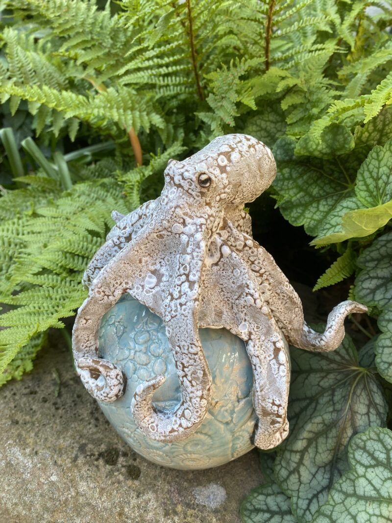 Krake auf einer Kugel (blau)